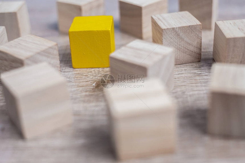 黄色立方体块不同于木块独特的领导者战略独立思考不同商图片