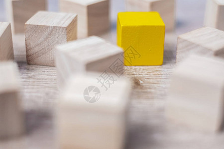 黄色立方体块不同于木块独特的领导者战略独立思考不同商图片