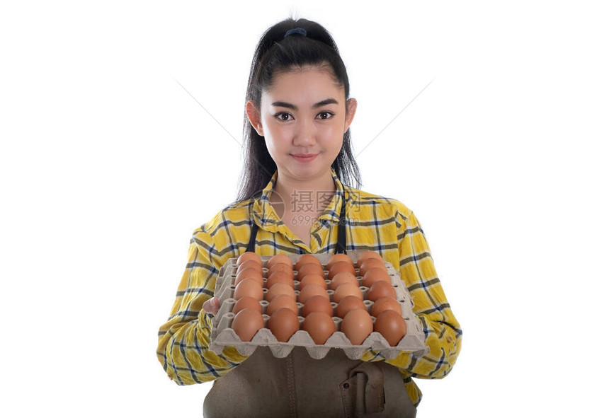 漂亮的年轻女子手拿鸡蛋盒鸡蛋在白色背图片