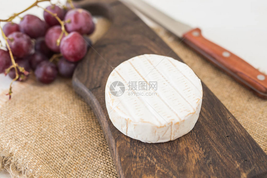 奶酪布里干酪与质朴的木板上图片