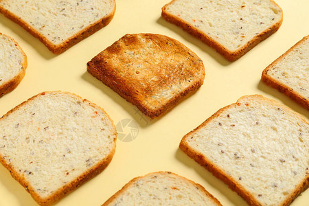 在颜色背景的新鲜面包中烤面包图片