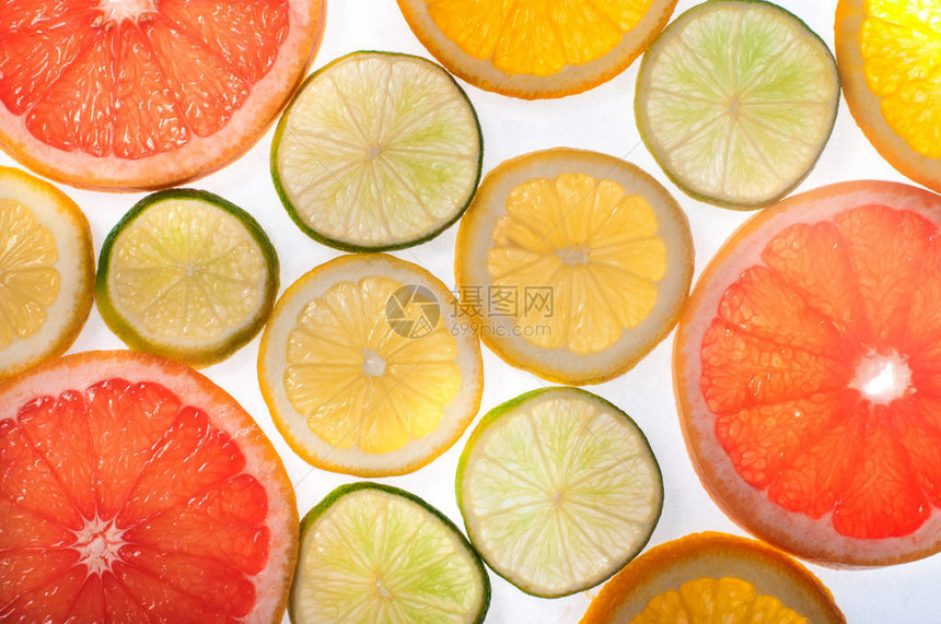近距离的新鲜柑橘柠檬柠檬橙子葡萄水果切片图片
