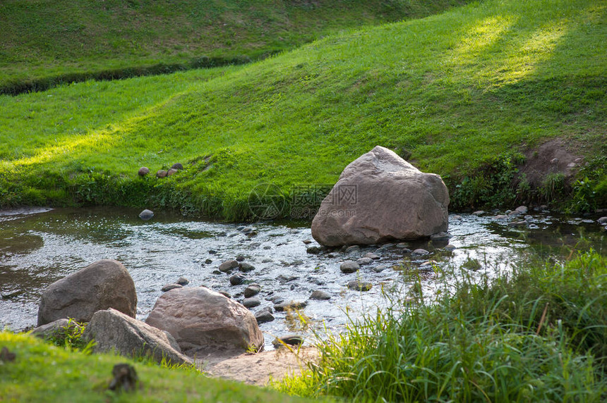 河里的石块干扰了水流河边图片