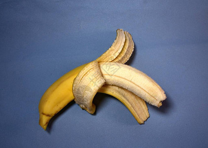 深背景海报上的香蕉图片