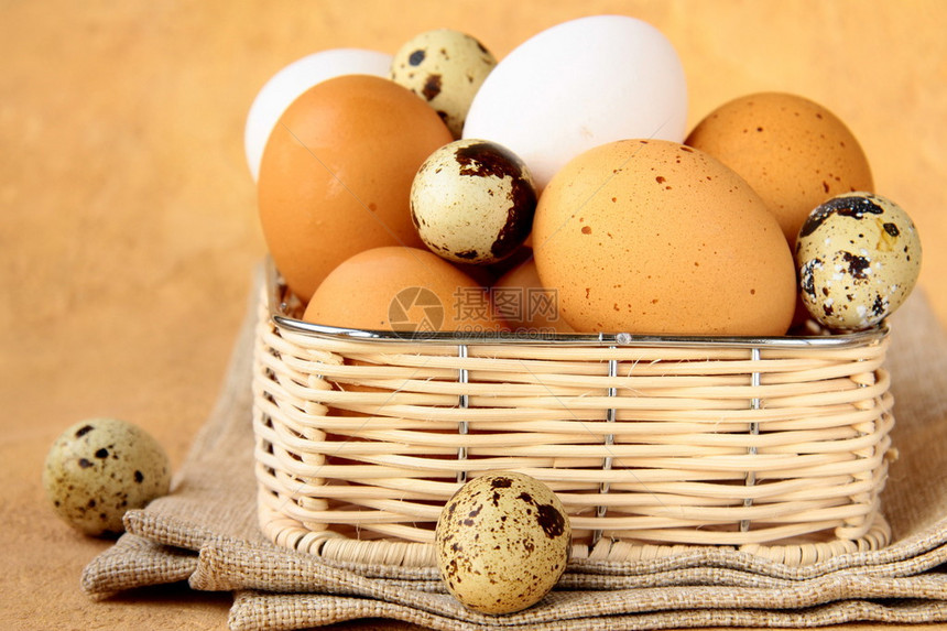 柳条篮中的一组棕色和白色鸡蛋图片