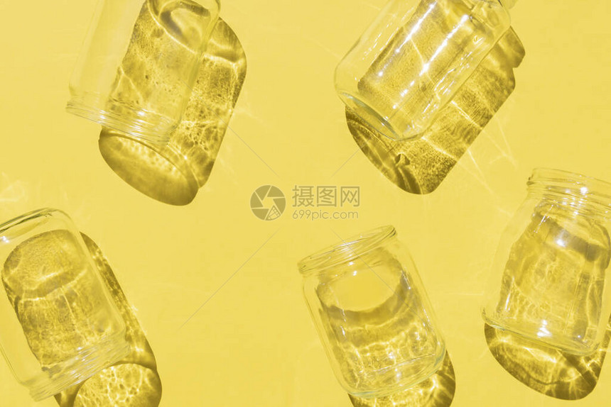 废物排序或零废弃物概念的空玻璃瓶图片