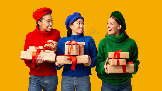 三个女朋友拿着包装的盒子图片