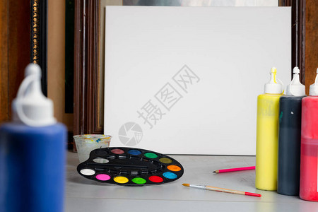 艺术家工作室白色画布旁的水彩油漆和刷子的多彩调色板创造和教育概念没有图片
