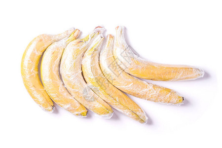 香蕉果实包裹在拉伸包装塑料隔离背景简约创意布局生图片