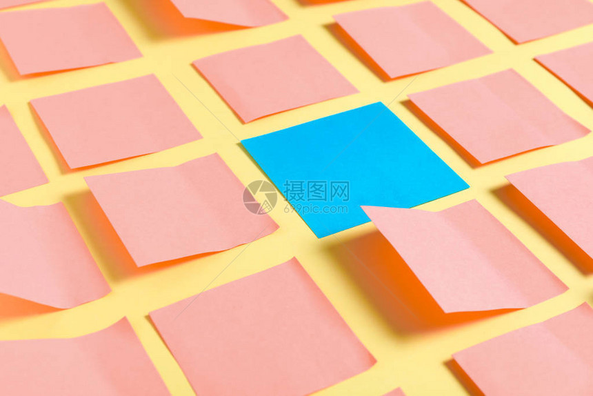 粉红色纸上关于颜色背景的蓝纸页图片