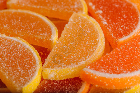 宏观照片多色果酱冻糖果柠檬和橙片形式的甜点果酱果冻糖果黄色图片