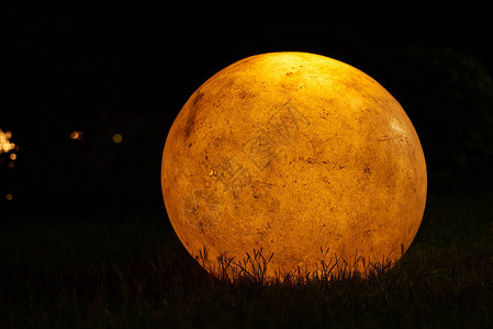 夜晚的月亮形状的闪亮灯笼图片