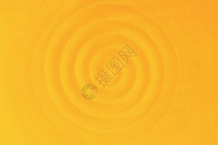 陶瓷盘圆形振动柔和的橙黄色波纹的背景图片