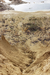 两个沙丘之间的裂缝被雨水冲刷掉图片