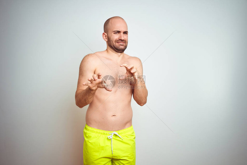 年轻的赤膊男子在度假时穿着黄色泳衣图片