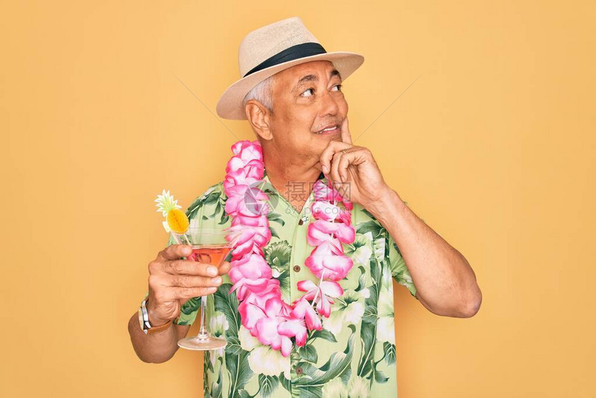 中年白发老人戴着夏帽图片