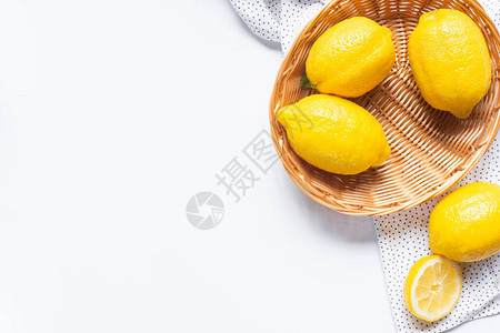 白底篮子中成熟柠檬的顶部视图用点餐巾纸图片