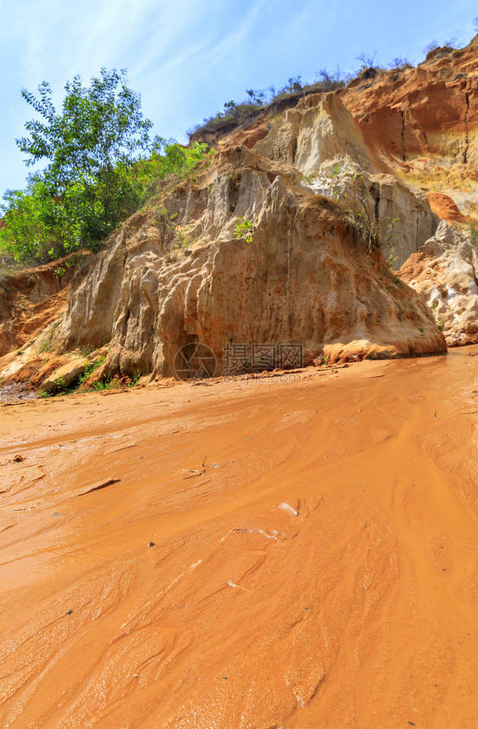 越南仙河中橙色沙悬崖的图片