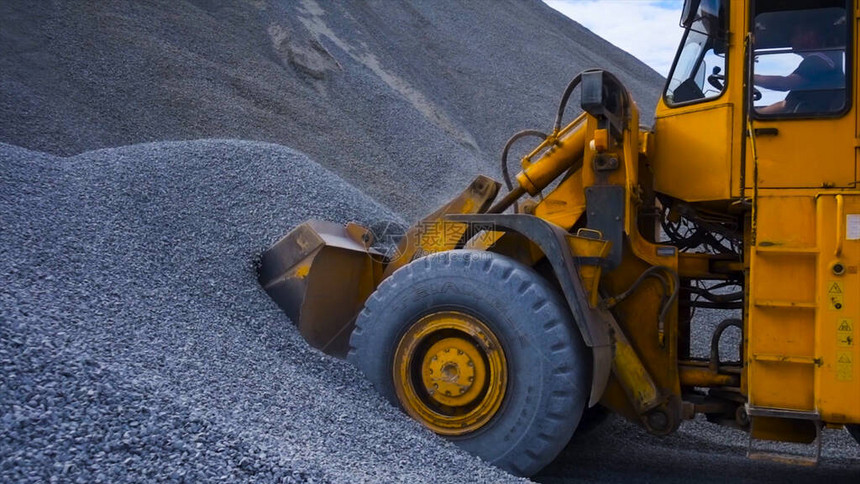 施工现场的拖拉机运载瓦砾影视素材拖拉机在建筑工地或采矿业工作黄色拖拉机从图片