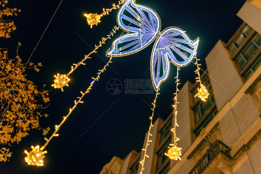 夜城的圣诞灯饰图片