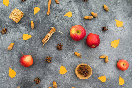 秋叶苹果肉桂和黄昏的橡子图片