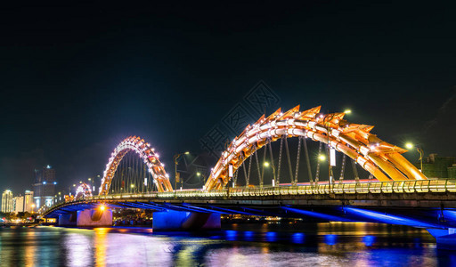 越南岘港汉江上的龙桥图片