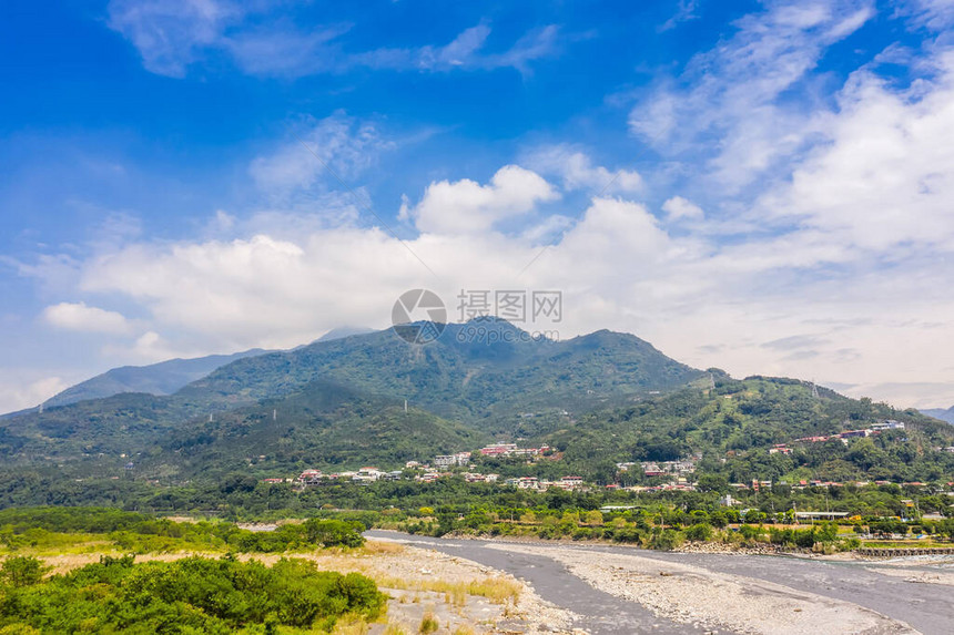 天空下山河的金芒花景观图片