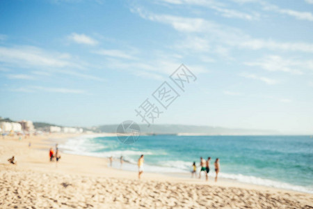 人与海浪模糊的海滩夏天的背景图片