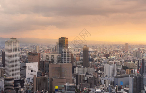 日落的日本大阪市全景商业区图片