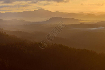 山中日出的橙色山谷中的晨雾图片