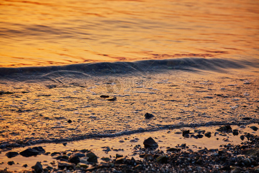 五颜六色的海浪海水形状光滑背景中的日落光或日落图片