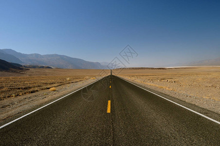 美国加利福尼亚州谷公园夏季沙漠中的开放无尽的直路和蓝图片