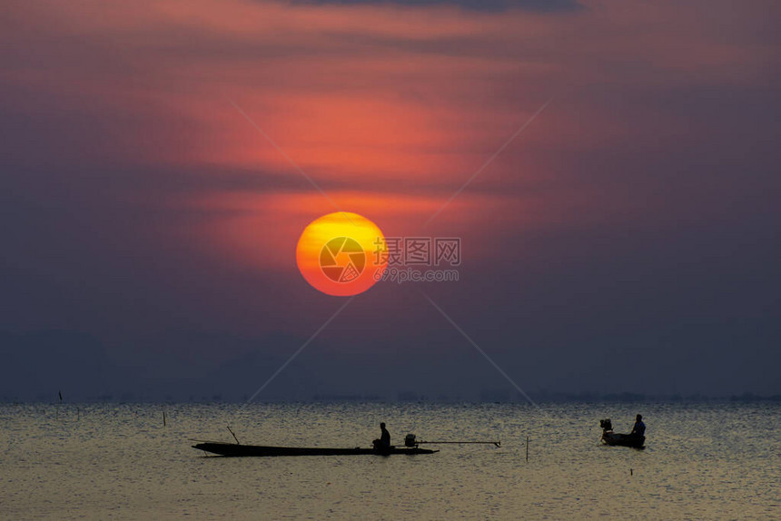 大太阳在日落的天空上图片