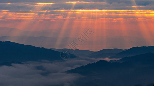 山地景色与云层天空上多图片