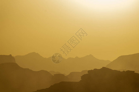 在WadiRum沙漠日落时山脊图片