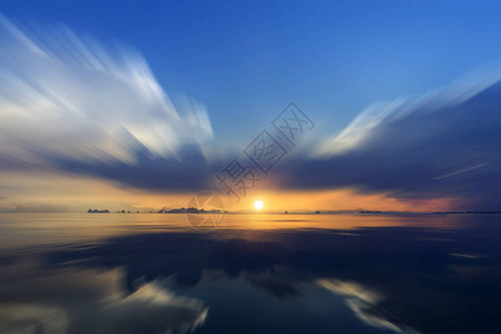 日落之夜的湖边云色景图片