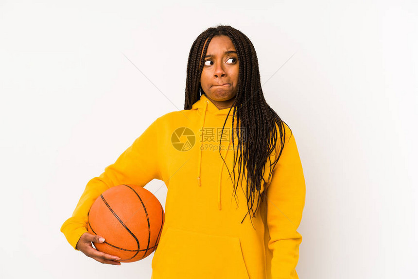 年轻非洲女打篮球时感到困惑怀疑和不确定图片