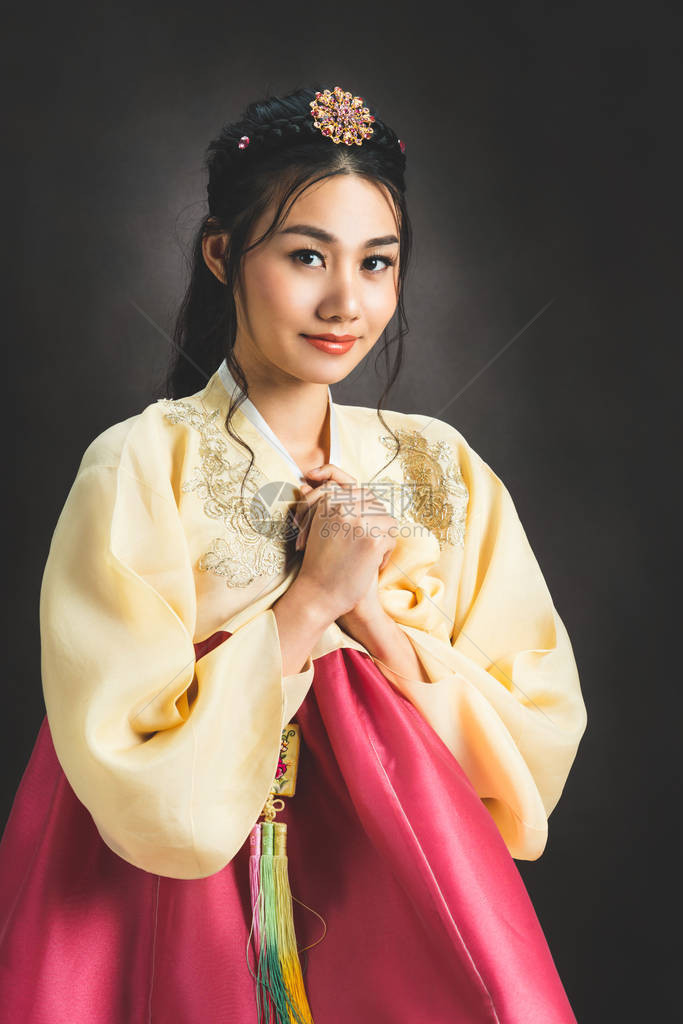 韩国女身着传统Korean服装Hanbok图片