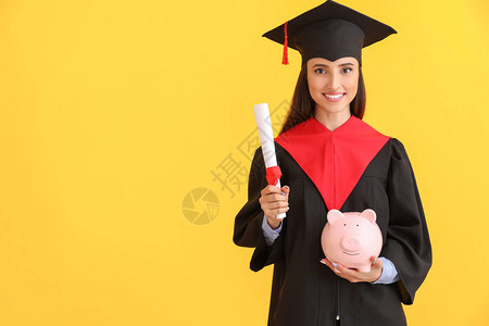 具有文凭的女毕业生和有彩色背景的小猪银图片