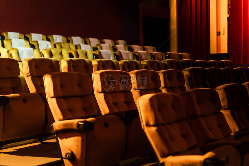 在电影院的一排黄色座位上椅图片