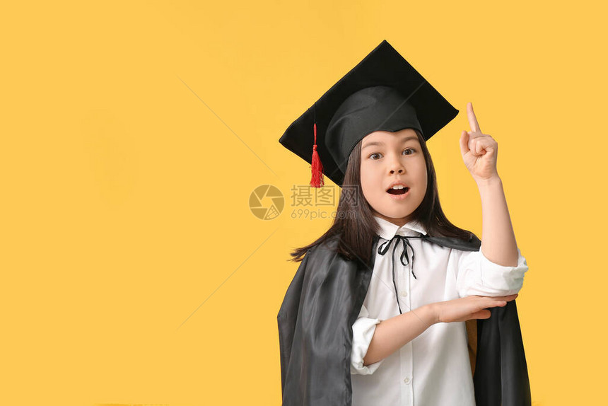 戴着毕业帽子的小女孩和对肤色背景有高图片