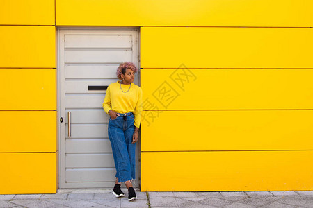 现代建筑门口的街头女孩图片
