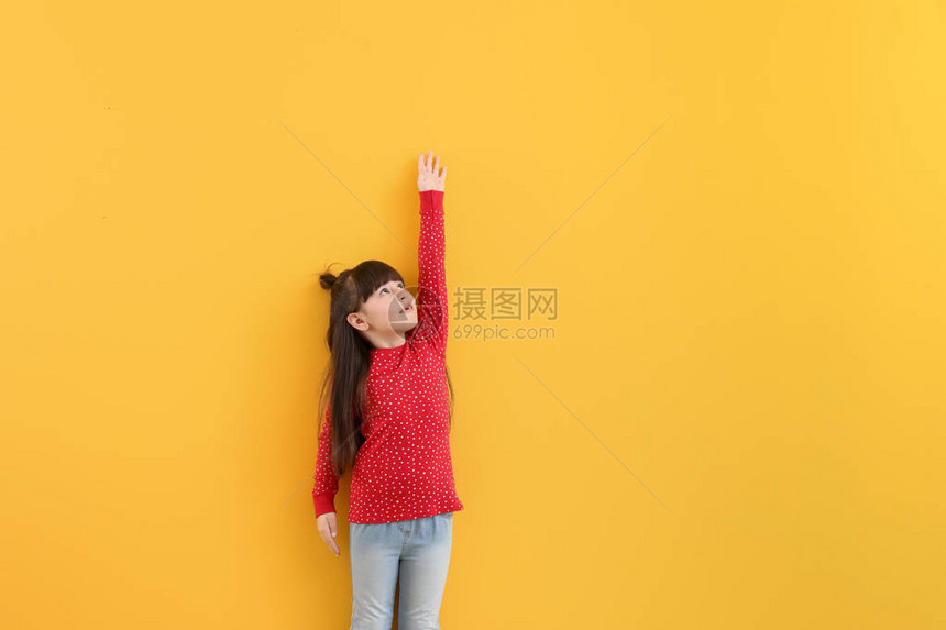 可爱的小女孩在色墙图片