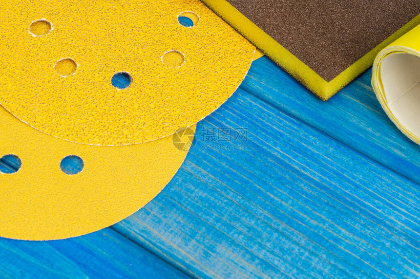 蓝色木板上一套黄色的磨损工具向导用图片