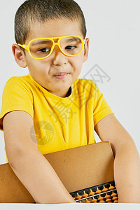 一个穿黄衣服的怪男孩带着一图片