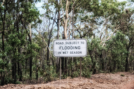 水覆盖道路的标志警告澳大利亚北领地卡图片