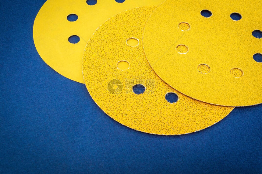 在蓝色背景向导上用于研磨项目的一组黄色擦蚀工具集图片