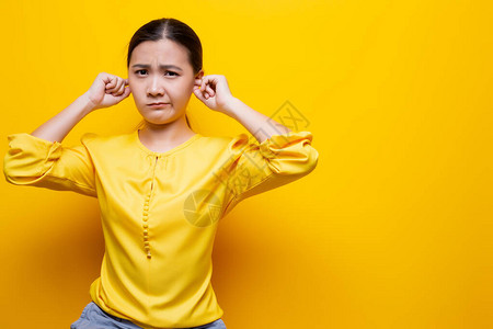 女人把手指放在耳朵里图片