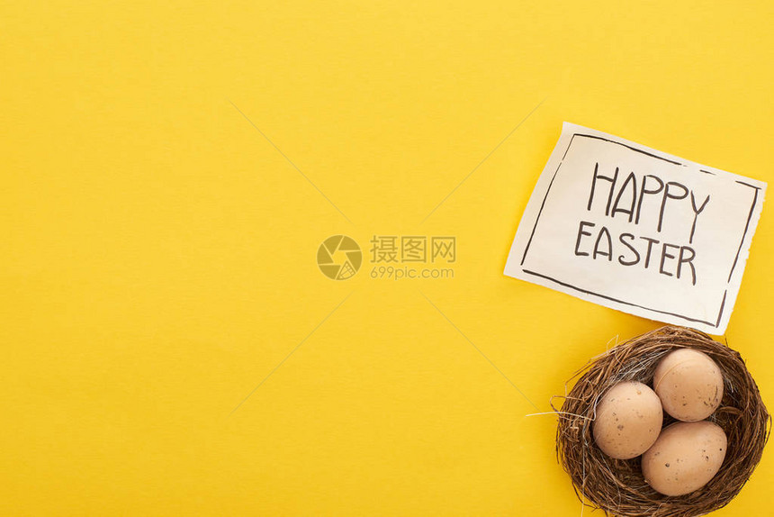 鸟巢和贺卡中的鸡蛋顶部视图图片