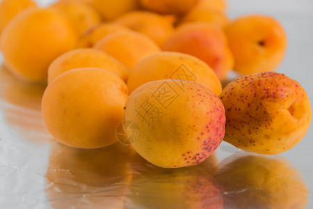 新鲜甜熟的杏仁图片